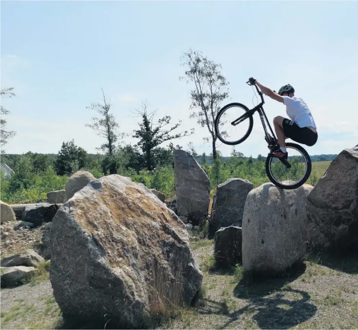  ??  ?? Alexander Karlsson är svensk mästare i cykeltrial och ligger bakom två tävlingar i Halland.