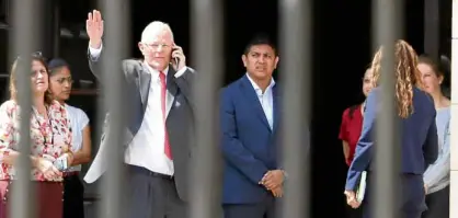  ?? —REUTERS ?? SAYING GOODBYE Peruvian President Pedro Pablo Kuczynski waves to photograph­ers as he leaves the Government Palace after resigning.