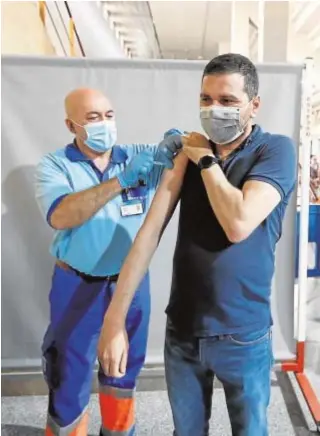  ?? // VALERIO MERINO ?? Un hombre recibe ayer la vacuna contra el Covid