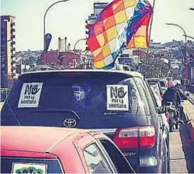  ?? (@LIS_RADATILLY) ?? En fila. Decenas de automóvile­s participar­on ayer de la caravana en rechazo a la construcci­ón de la nueva autovía provincial.