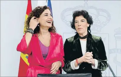  ?? EMILIA GUTIÉRREZ ?? La ministra de Hacienda, María Jesús Montero, con la portavoz del Gobierno, Isabel Celaá