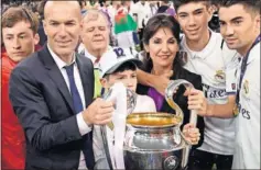  ??  ?? Zizou, con su mujer Verónique y sus hijos Elyaz, Theo y Enzo.