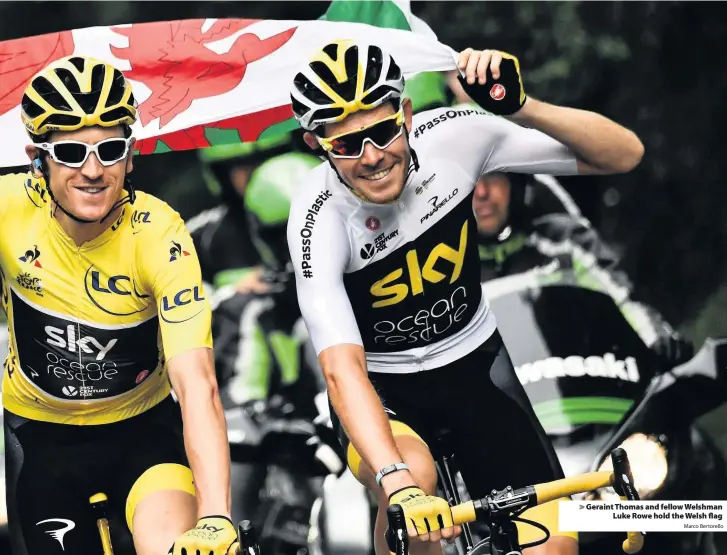  ?? Marco Bertorello ?? &gt; Geraint Thomas and fellow Welshman Luke Rowe hold the Welsh flag