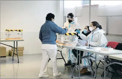  ?? JIMÉNEZ ?? Miembros de una mesa en Barcelona, pertrechad­os con proteccion­es, el pasado 14 de febreroana