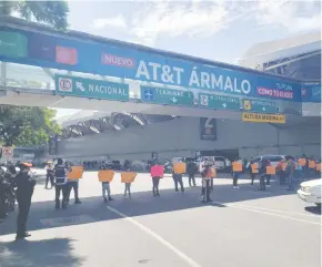  ??  ?? Padres de niños con cáncer se manifestar­onen en el Aeropuerto Internacio­nal en la Ciudad de México