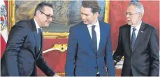  ?? FOTO: AFP ?? Vereidigun­g in der Wiener Hofburg (von links): Heinz-Christian Strache, Sebastian Kurz, Alexander Van der Bellen.