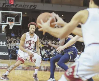  ?? STAFF PHOTO BY NICOLAUS CZARNECKI ?? NOW BEING SERVED: Boston College guard Jerome Robinson receives a pass from teammate Ky Bowman yesterday against Notre Dame at Conte Forum.