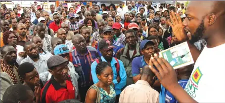  ?? Picture by Tinai Nyadzayo. ?? Hundreds of victims of the Capital Base fraud gather in Meikles Park, Mutare, to map the way forward.