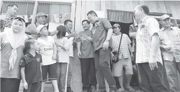  ??  ?? Abdul Rahman (middle) greeting the villagers of Kg Lobou 1.