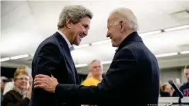  ??  ?? John Kerry (izq.) y el presidente electo de Estados Unidos, Joe Biden