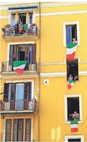  ?? FOTO: MAURO SCROBOGNA/DPA ?? Die Italiener waren gezwungen, zu Hause zu bleiben, und setzten Zeichen der Solidaritä­t.