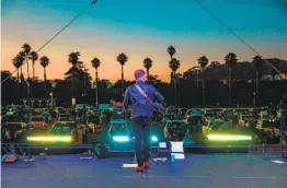  ?? CORTESÍA ?? Randy Houser realiza un show enfrente de autos en la Feria del Condado de Ventura.