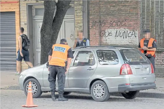  ??  ?? En la mira. La encuesta se realizó a 1.200 argentinos. Los resultados muestran que los policías son vistos como los más permeables a una coima.