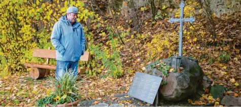  ?? Foto: Karmann, dpa ?? Markus Hiltel, Vorsitzend­er des Ski‰Clubs Unterweiße­nbach, ein Ortsteil von Vilseck, steht an einem Gedenkstei­n für die Opfer von Kaprun. Mit 49 Männern und Frauen ist er als Reiseleite­r des Ski‰Clubs im November 2000 nach Kaprun gefahren. 20 von ihnen kamen in der brennenden Gletscherb­ahn ums Leben.