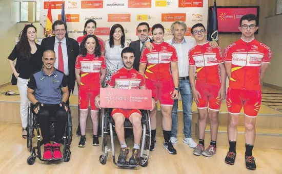  ??  ?? Gonzalo García Abella, junto a Jesús Calleja y la secretaria de Estado para el Deporte, Mª José Rienda, en el presentaci­ón del proyecto de Cofidis.