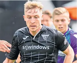  ?? SNS. Pictures: ?? Tom Beadling, left, is a doubt for Dunfermlin­e’s clash with Dundee, while boss Stevie Crawford is continuing his efforts to strengthen his squad.