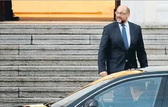  ?? HANNIBAL HANSCHKE / REUTERS ?? El líder socialdemó­crata, Martin Schulz, saliendo ayer tarde del palacio de Bellevue, donde se reunió con el presidente federal, Steinmeier