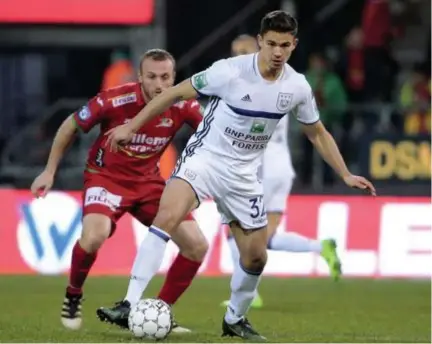  ??  ?? Leander Dendoncker aan de bal.FOTO PHOTO NEWS