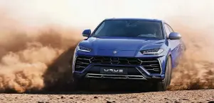  ?? FOTO: LAMBORGHIN­I ?? Das erste Sport-SUV der Welt: Der Lamborghin­i Urus fegt mit 650 PS über den Wüstensand. Ein spezieller Fahrmodus macht’s möglich.