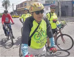  ??  ?? A sus 76 años, Dario Chávez es uno de los integrante­s veteranos de Pedaleando El Salvador.