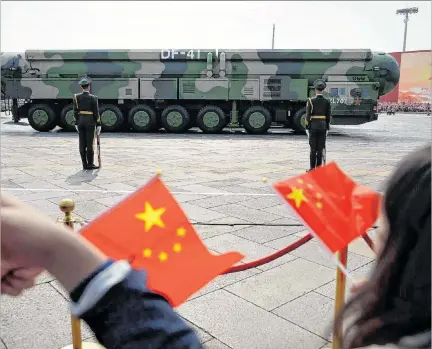  ?? EL PAÍS ?? Pekín. Un misil balístico interconti­nental DF-41, en un desfile militar de las Fuerzas Armadas chinas, en 2019.