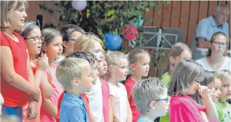  ?? FOTO: FRANZ LIESCH ?? Der „Luschdige Haufa“Walpertsho­fen gab zusammen mit dem Kinderchor Stetten ein Konzert.