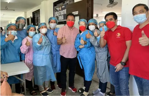  ?? - Princess Clea Arcellaz ?? FULL FORCE. Mayor Rene Maglanque, Vice Mayor Michael Sagum and Councilor Siso Maglanque are joined by frontliner­s and volunteers during first day of the National Vaccinatio­n Days on Monday.