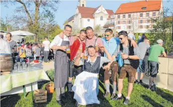  ?? SZ-FOTOS: TG ?? „Bürgermeis­terl“, nannten die Jungs vom Chiemsee Ehingens Oberbürger­meister Alexander Baumann.