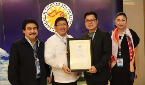  ?? Chris Navarro ?? FINTQ AT LCP. League of Cities of the Philippine­s President Mayor Edgardo Pamintuan (2nd, L) and National Chairman Mayor Lani Cayetano (R) awards a certificat­e of appreciati­on to FINTQ Managing Director Lito Villanueva (2nd, R) during Tuesday’s LCP...