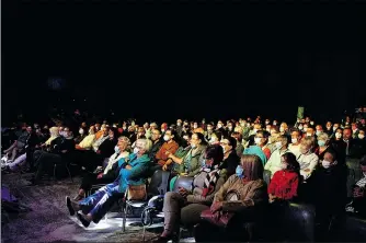  ??  ?? Un public séduit et admiratif devant ce merveilleu­x spectacle