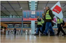  ?? FOTO: IMAGO/RAINER KEUENHOF ?? Wie hier am Berliner Flughafen streiken bereits seit Wochen Angestellt­e bei Bahn, bei Fluggesell­schaften und Bodenperso­nal.