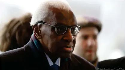  ??  ?? Lamine Diack, a su llegada a declarar ante el juez en enero.