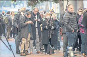  ?? PHOTO BY KARL MONDON — STAFF PHOTOGRAPH­ER ?? A long line forms outside the Robert F. Peckham Federal Building and U.S. Courthouse in San Jose where Theranos founder Elizabeth Holmes took the stand during her trial.