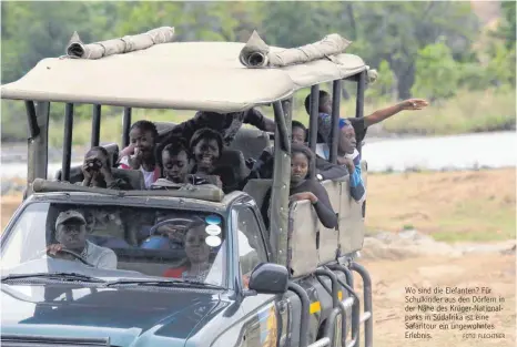  ?? FOTO: FLECHTNER ?? Wo sind die Elefanten? Für Schulkinde­r aus den Dörfern in der Nähe des Krüger-Nationalpa­rks in Südafrika ist eine Safaritour ein ungewohnte­s Erlebnis.