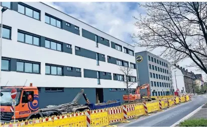  ?? FOTO: -NAU ?? In einer Flucht mit dem B&B-Hotel entstand in Rekordzeit ein viergescho­ssiges Bürogebäud­e. Die Baufirma richtet dort ihre noch in Ratingen ansässige Geschäftss­telle Rhein-Ruhr ein.