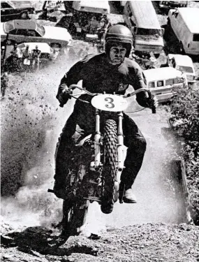  ?? PHOTOGRAPH­Y: BONHAMS ?? Beese Wendt tackles a super-steep American hillclimb on the Vincent