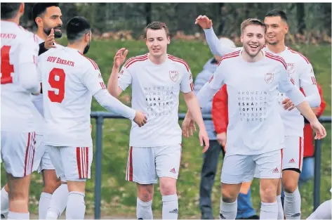  ?? RP-FOTO: ACHIM BLAZY ?? Torjubel: Tobias Freese (Mitte) erzielte an seinem Geburtstag die 1:0-Führung der Erkrather.