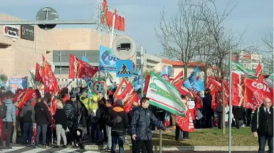  ??  ?? Sit-in
Il presidio di protesta dei dipendenti Auchan davanti all’ipermercat­o di Mestre, ieri in occasione della giornata di sciopero di otto ore