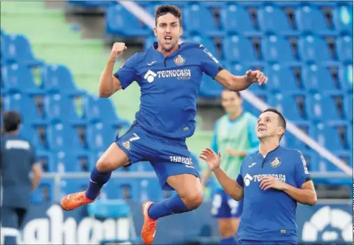  ??  ?? Jaime Mata salta para celebrar su gol, que dio la victoria al Getafe en su estreno en esta Liga.