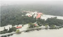  ?? PHOTO: GREYMOUTH STAR ?? The flooded Waiho River rages through the Scenic Hotel at Franz Josef Glacier in March 2016.