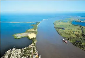 ?? ARCHIVO ?? Vista aérea del canal de acceso al puerto de Barranquil­la.