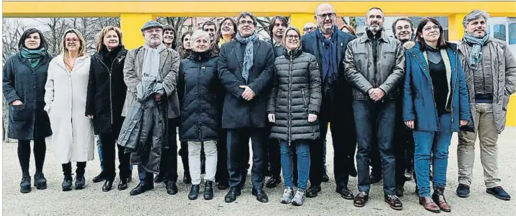  ?? JOHN THYS / AFP ?? Parte de los 34 diputados de Junts per Catalunya se reunieron ayer con Carles Puigdemont en Bruselas