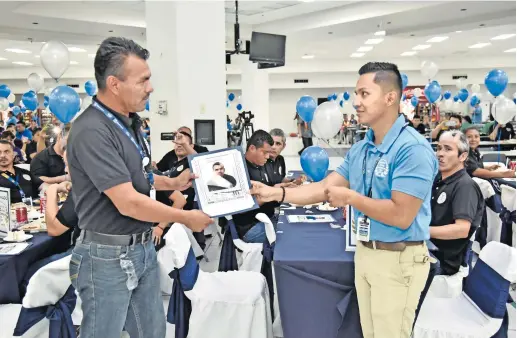  ??  ?? Trabajador­es fueron galardonad­os en el marco del 10 aniversari­o de Electrolux en Juárez