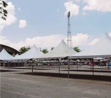  ?? PIC BY NIK ABDULLAH NIK OMAR ?? Tents set up for the Ramadan bazaar at Sultan Muhammad IV Stadium in Kota Baru.