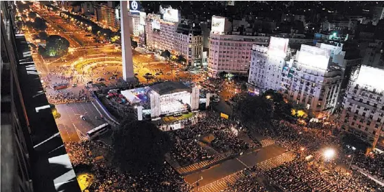  ?? / LEANDRO MONACHESI ?? El Obelisco, como testigo.Una multitud en el concierto de Plácido Domingo, el año pasado. La avenida más ancha, escenario favorito.