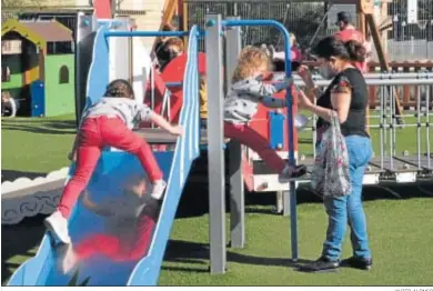  ?? JAVIER ALONSO ?? Los niños volvieron ayer a los parques de Almería, tas su reapertura al bajar al nivel 3 el distrito sanitario.