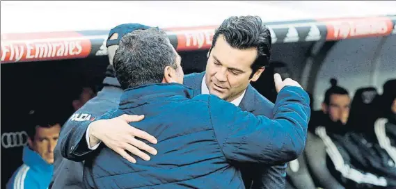  ?? FOTO: EFE ?? Los dos técnicos, Eusebio Sacristán y Santiago Solari, antes del partido en el que el Girona se impuso al Real Madrid por 1-2 en el Estadio Santiago Bernabéu