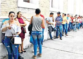  ?? Foto Archivo ?? Colombia tiene 5,2 veces más demanda de empleo que ofertas laborales, según el estudio del Politécnic­o Grancolomb­iano./