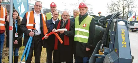  ??  ?? Der symbolisch­e Spatenstic­h für den Glasfasera­usbau mit Aichachs Bürgermeis­ter Klaus Habermann sowie Vertretern von Vodafone und Deutsche Glasfaser.