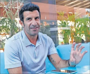  ??  ?? Figo sigue viviendo en Madrid, donde ha pasado el confinamie­nto por el Coronaviru­s.